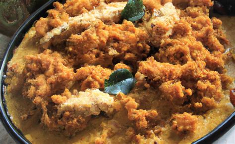 Plat de crumble de dinde au curry sortant du four