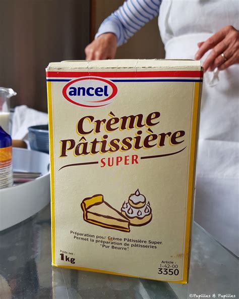 Poudre à flan dans un bol avec des ingrédients