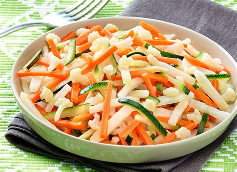 Assortiment de légumes frais coupés en julienne, prêts à être ajoutés aux nouilles