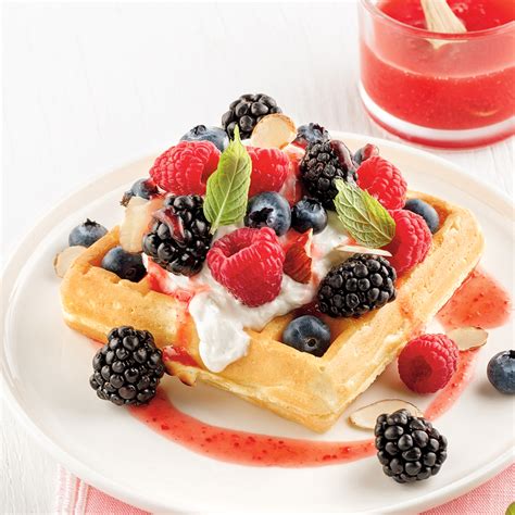 Une sélection de gaufres dorées et appétissantes, certaines nature, d'autres garnies de fruits rouges.