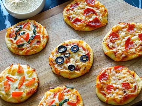 Assortiment de pizzas et de finger foods