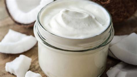 Bol avec de la crème de coco et des flocons de noix de coco