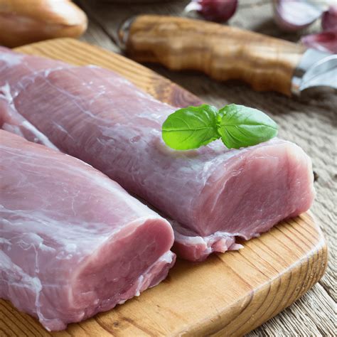 Filet mignon de porc cru sur une planche à découper