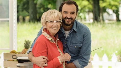Cyril Lignac et Mercotte échangeant un regard complice