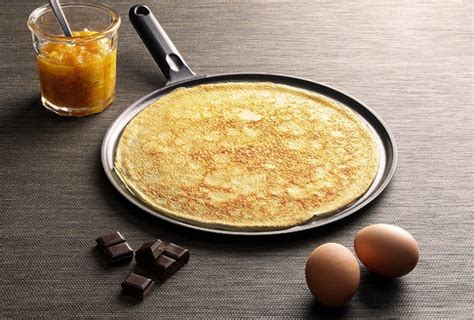 Vue aérienne d'une poêle avec une crêpe en cours de cuisson