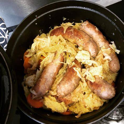 image saucisse pormonier et chou en cocotte