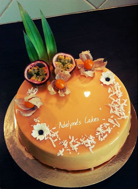 Pâtissier décorant un entremets aux fruits exotiques