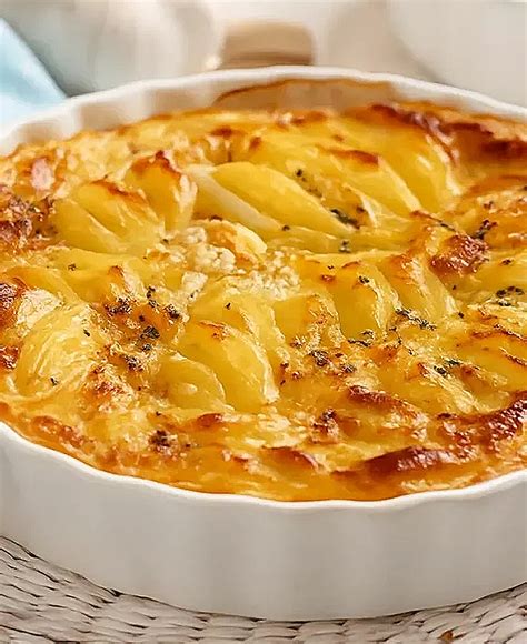 Plat de gratin dauphinois doré au four
