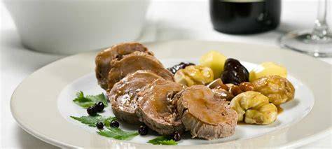 image de marrons en conserve et viande dans une poêle