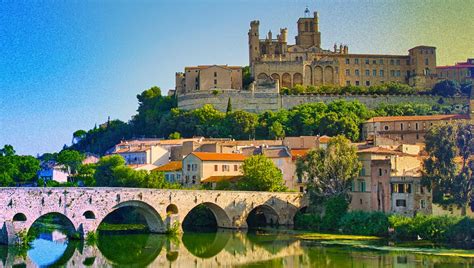 Vue de Béziers avec des bâtiments anciens