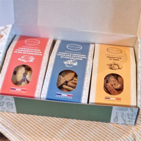 Gros plan sur une variété de biscuits artisanaux
