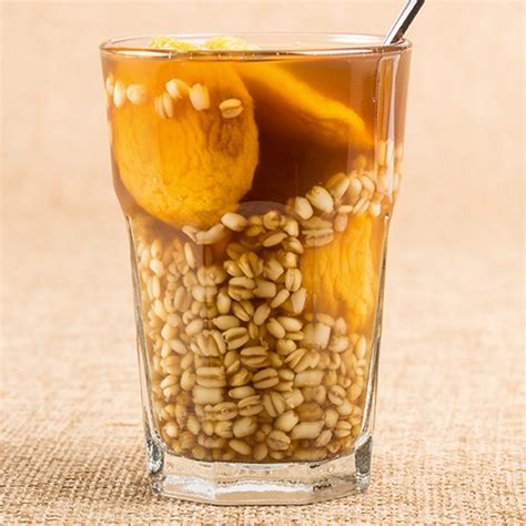Mote con Huesillos servi dans un grand verre