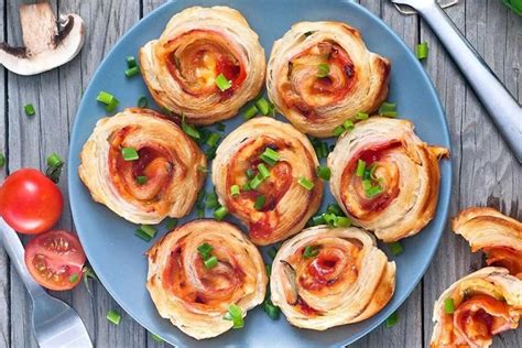 Pâte feuilletée avec jambon et tomate