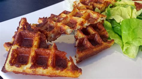 Croque-monsieur sur gaufre salée avec bacon et mozzarella