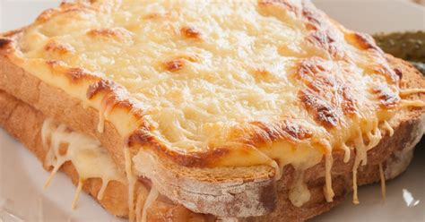 Croque-monsieur au bleu, poires et noix