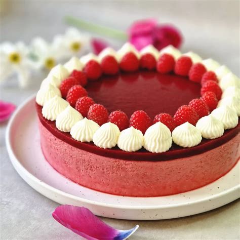 Gâteau génoise mousse vanille décoré de framboises et d'amandes