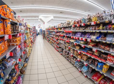 rayon confiserie coloré dans un supermarché