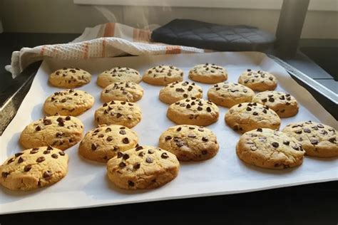 Plaque de cookies fraîchement sortis du four