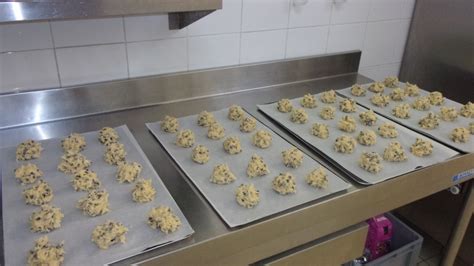Four avec une plaque de cookies en cours de cuisson
