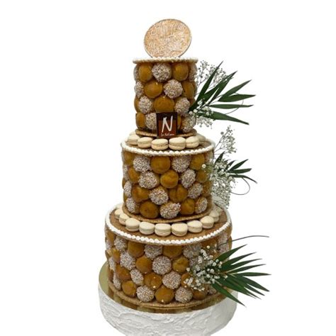 Pièce montée sur plusieurs étages avec des supports internes