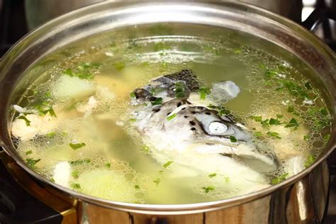 Légumes coupés en morceaux pour un fumet de poisson