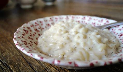 Assiette de riz au lait avec compote de pruneaux