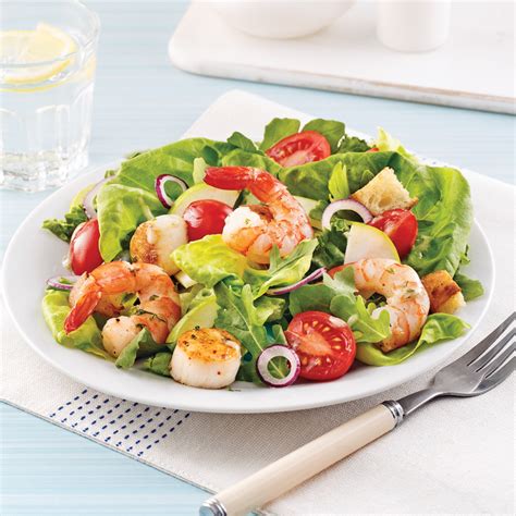 Assortiment de salades vertes avec des fruits de mer et du foie gras