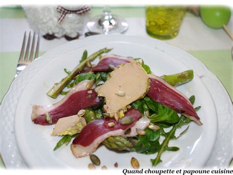 Assiette de salade avec copeaux de foie gras et lamelles de magret de canard