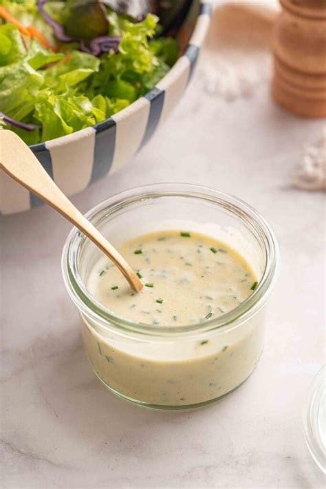Bol de vinaigrette avec des herbes fraîches hachées