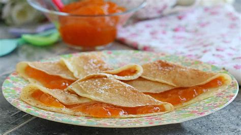 Crêpes et confiture à garniture fruitée