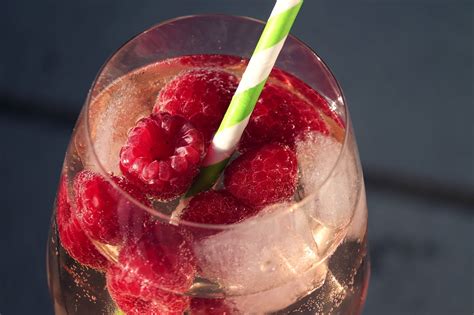 Flasque de cocktail Framboisine avec des framboises fraîches et des feuilles de menthe