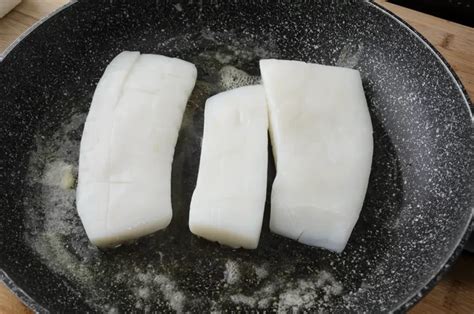 Encornets frais coupés en lamelles