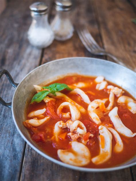 Poêle avec des encornets en train de dorer