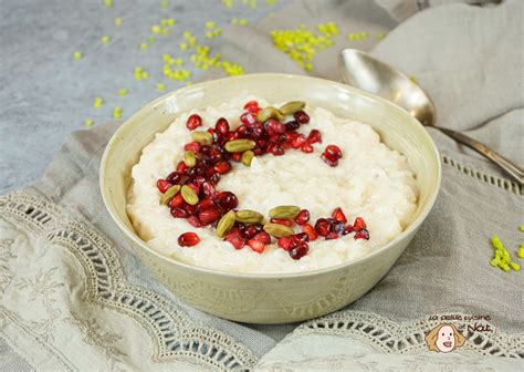 Bol de lait de riz avec des grains de riz