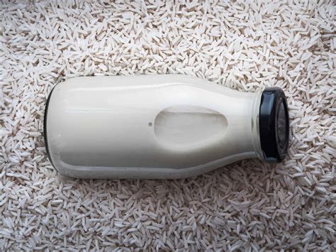 Bouteille de lait de riz maison dans un réfrigérateur