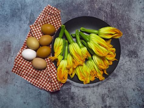 Fleurs de courgette fraîches prêtes à être cuisinées