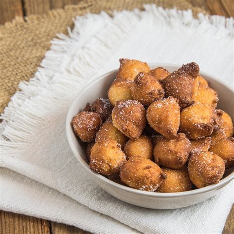 Bol de pâte à beignet légère et aérée