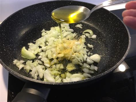 Oignons et ail mijotant dans une casserole avec de l'huile d'olive