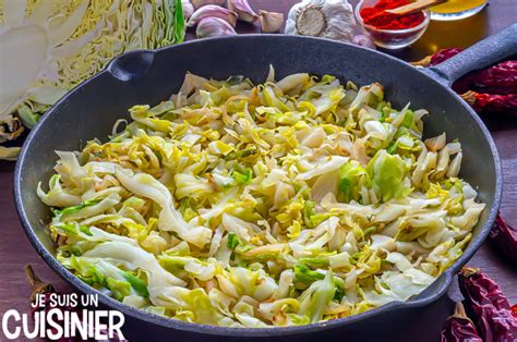 Une poêle avec du chou blanc en train de cuire