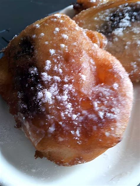 Un beignet coupé en deux révélant un cœur généreux de Nutella coulant.
