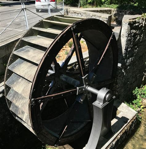 Ancienne roue à augets de scierie