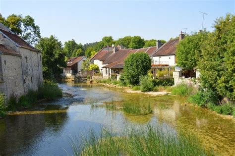 Vue du moulin de Haut-Apach avec son cours d'eau