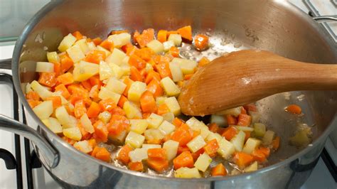 légumes coupés en dés : courge, carottes, pommes de terre