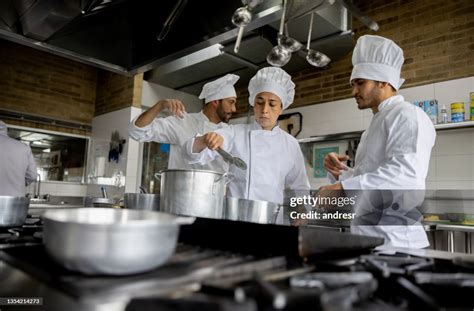 Photo de chefs cuisinant dans une cuisine moderne