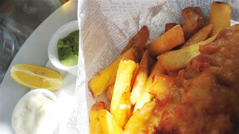 Image de fish and chips servi dans du papier journal
