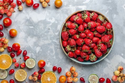 Citrons et fruits rouges frais