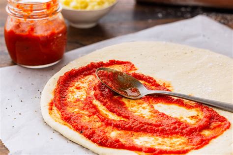 Ingrédients pour la sauce tomate de la pizza algérienne