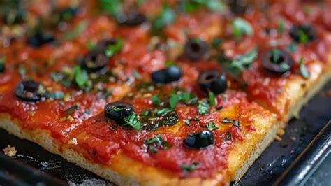 Pizza carrée algérienne garnie d'olives noires et de persil