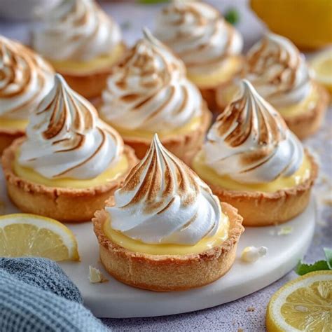 Mini tartelettes citron meringuées disposées joliment