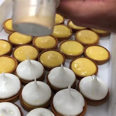 Pochage de la meringue sur les tartelettes